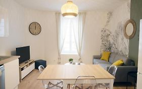 T3 de charme situé en hyper centre avec wifi, netflix, linge, draps, savons et serviettes fournis