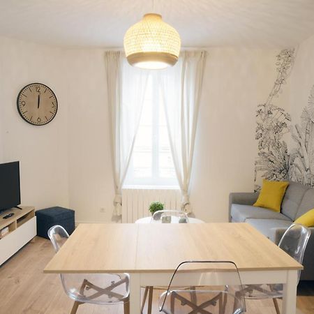 T3 de charme situé en hyper centre avec wifi, netflix, linge, draps, savons et serviettes fournis Cognac Chambre photo