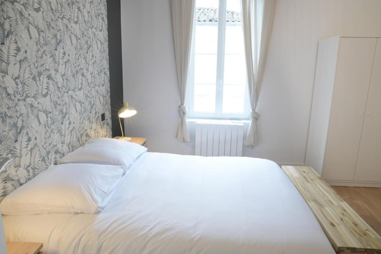 T3 de charme situé en hyper centre avec wifi, netflix, linge, draps, savons et serviettes fournis Cognac Chambre photo