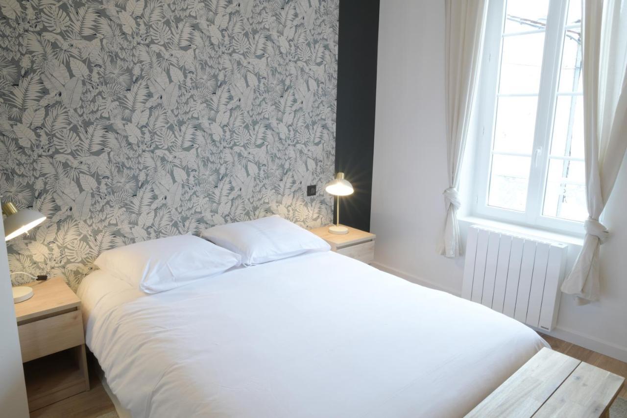 T3 de charme situé en hyper centre avec wifi, netflix, linge, draps, savons et serviettes fournis Cognac Chambre photo