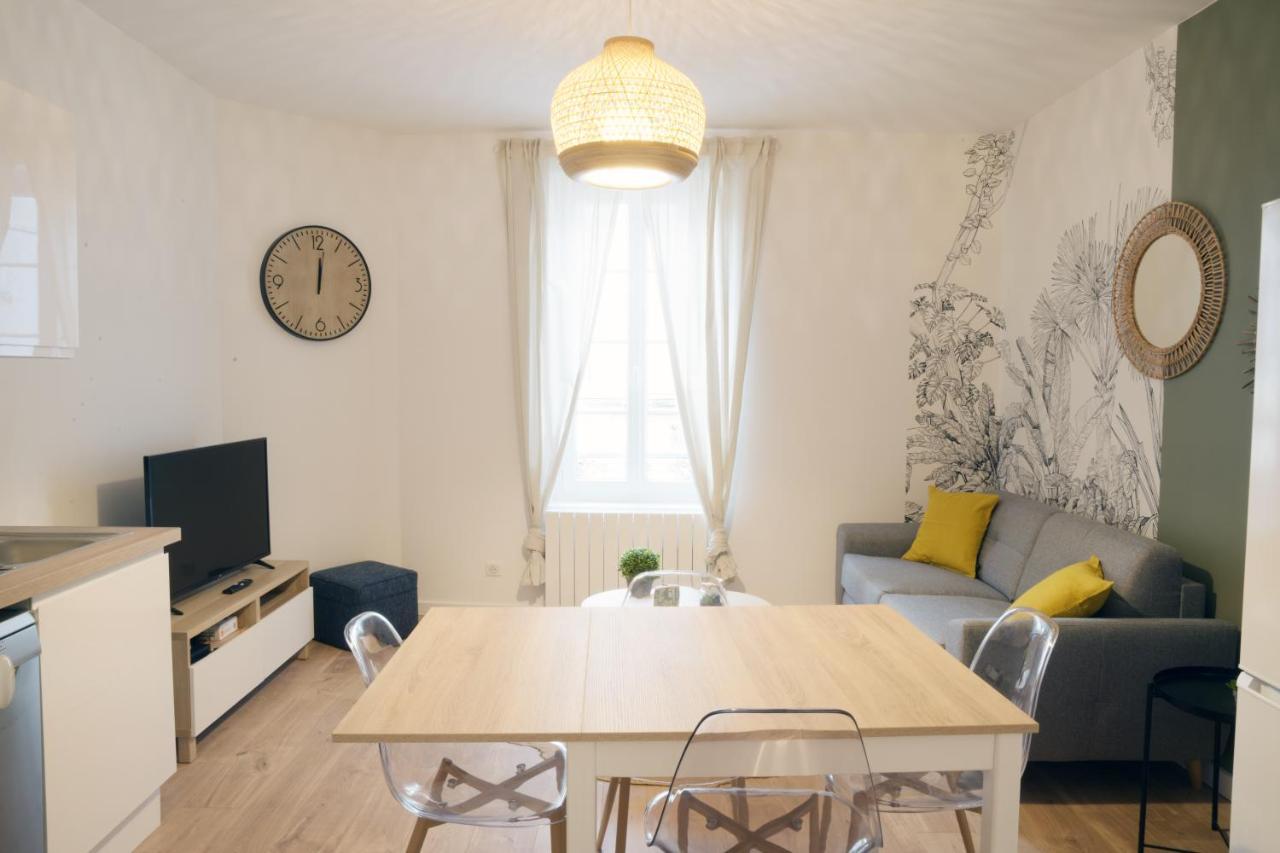 T3 de charme situé en hyper centre avec wifi, netflix, linge, draps, savons et serviettes fournis Cognac Chambre photo